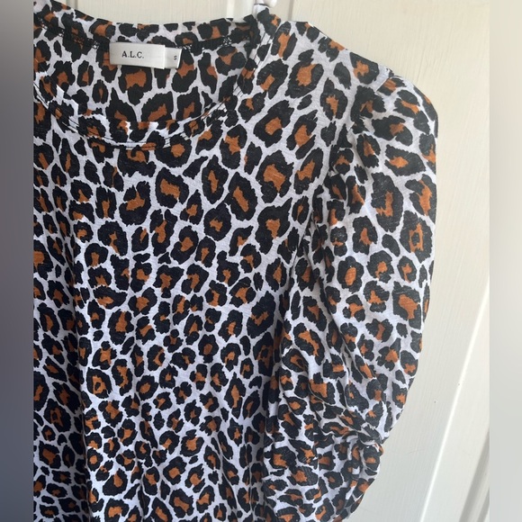 ALC Women’s Kati Leopard Print Super Soft Twist Puffed Sleeve Tee Sz Small - Picture 4 of 7